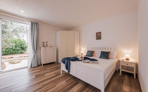 Villa Puspo 8: Möbel, Bett, Interior Design, Schlafzimmer, Flooring, Fussboden, Holz, Bettdecke, Bedding, Zimmer
