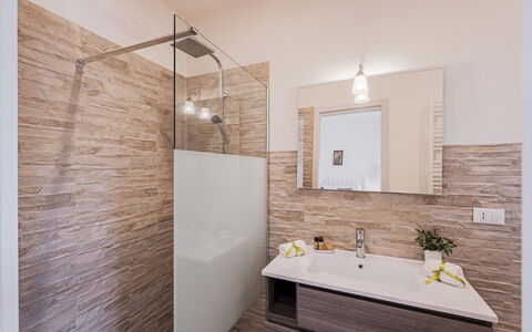 Villa Puspo 8: Flooring, Armatur, Badezimmer, Interior Design, Badezimmerschrank, Fussboden, Bad Sink, Zapfhahn, Installation, Sinken