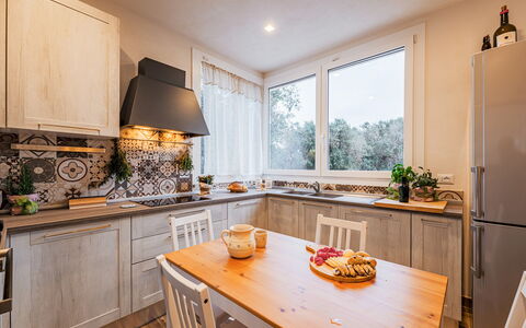 Villa Puspo 8: Küche, Countertop, Möbel, Interior Design, Küchengerät, Major Appliance, Cabinetry, Flooring, Holz, Decke