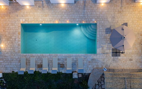 Villa Puspo 8: Schwimmbad, Blau, Gartenmöbel, Flooring, Resort, Fussboden, Verbundwerkstoff, Water Feature, Thermae, Sonnenliege