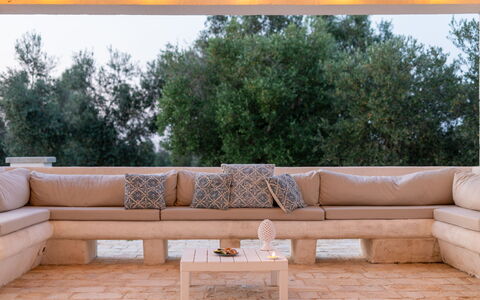 Villa Puspo 8: Fussboden, Couch, Möbel, Gartenmöbel, Schatten, Hartholz, Design, Schlafsofa, Wohnzimmer