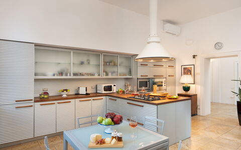 Villa Laguna 10: Küche, Interior Design, Countertop, Möbel, Küchengerät, Flooring, Cabinetry, Decke, Beleuchtung, Major Appliance