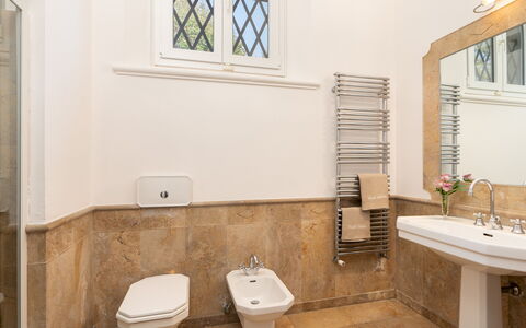 Villa Laguna 10: Armatur, Badezimmer, Flooring, Interior Design, Sinken, Bad Sink, Zapfhahn, Fussboden, Installation, Fliese