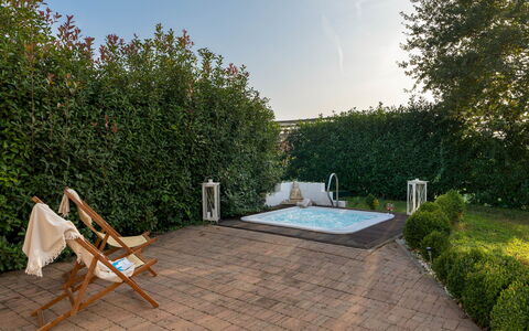 Villa Laguna 10: Schwimmbad, Strauch, Garten, Gartenmöbel, Freizeit, Hinterhof, Landscaping, Schatten, Water Feature, Garten