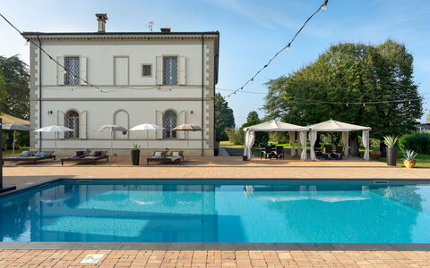 Villa Laguna 10: Schwimmbad, Resort, Hotel, Ferienort, Villa, Gartenmöbel