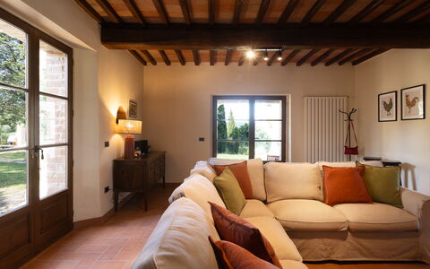 Podere San Lorenzo 12: Möbel, Interior Design, Flooring, Wand, Fussboden, Couch, Holz, Decke, Zimmer, Wohnzimmer