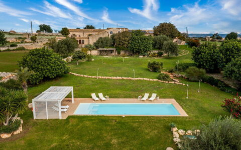 Villa Ramunna 6: Schwimmbad, Landschaft, Estate, Garten, Rasen, Bauernhaus, Resort, Hazienda, Villa, Landscaping