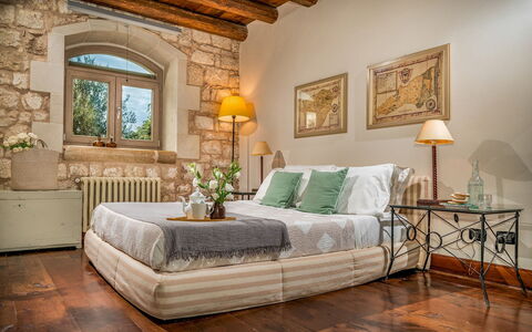 Villa Ramunna 6: Möbel, Interior Design, Bett, Schlafzimmer, Wand, Flooring, Zimmer, Bedding, Bettdecke, Linens