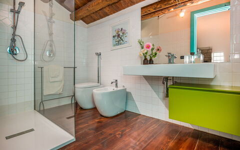 Villa Ramunna 6: Interior Design, Flooring, Wand, Badezimmer, Armatur, Fussboden, Zapfhahn, Installation, Fliese, Sinken