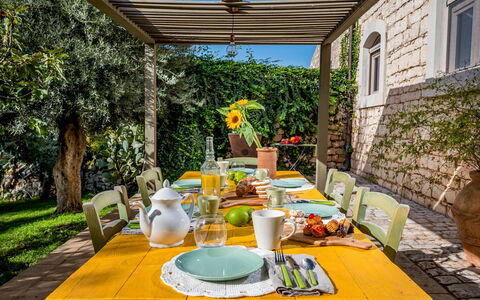 Villa Ramunna 6: Möbel, Tabelle, Stuhl, Küche & Esszimmer Tisch, Gartenmöbel, Geschirr, Tischdecke, Tisch Im Freien, Interior Design, Esszimmer