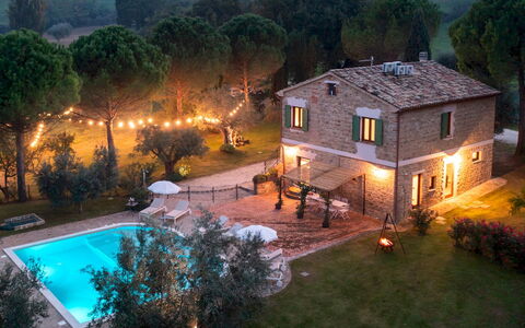 Villa Cherubini 8+1: Wohngebiet, Zuhause, Hütte, Estate, Nacht, Villa, Hinterhof, Garten, Garten, Rasen