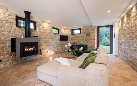 Villa Cherubini 8+1: Flooring, Interior Design, Wand, Möbel, Fussboden, Couch, Holz, Decke, Wohnzimmer, Steinwand