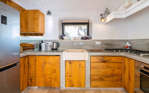 Trullo Luna 6+1: Holz, Countertop, Küche, Küchengerät, Major Appliance, Cabinetry, Haushaltsgerät, Herd, Holzbeize, Spüle