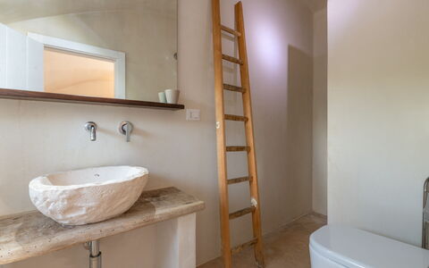 Trullo Luna 6+1: Wand, Flooring, Holz, Interior Design, Fussboden, Decke, Armatur, Beleuchtung, Zimmer, Badezimmer