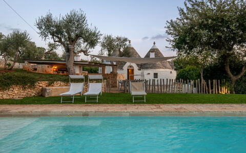 Trullo Luna 6+1: Garten, Rasen, Estate, Schatten, Schwimmbad, Hinterhof, Hazienda, Garten, Landscaping, Bauernhaus