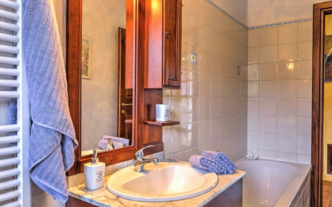Villa Ipazia 6: Armatur, Bad Sink, Flooring, Interior Design, Sinken, Badezimmer, Fussboden, Zapfhahn, Installation, Möbel