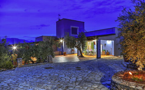 Villa Ipazia 6: Blau, Nacht, Zuhause, Mitternacht, Landschaft Beleuchtung, Estate, Sicherheitsbeleuchtung, Elektrizität, Garten, Landscaping