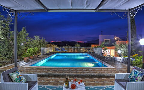 Villa Ipazia 6: Schwimmbad, Blau, Möbel, Resort, Stuhl, Blumentopf, Eco Hotel, Gartenmöbel, Verbundwerkstoff, Zimmerpflanze