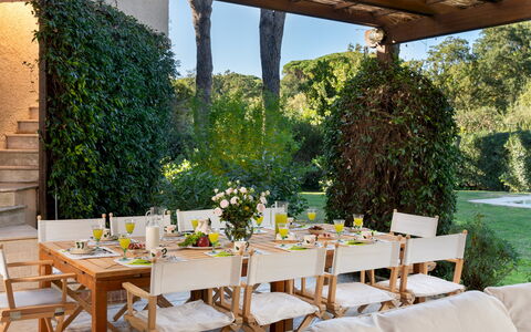 Villa Puntala 10: Möbel, Tabelle, Stuhl, Gartenmöbel, Küche & Esszimmer Tisch, Tisch Im Freien, Garten, Restaurant, Schatten, Terrasse