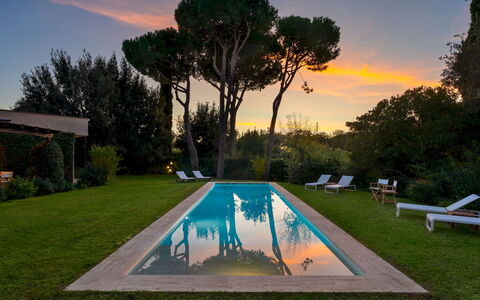 Villa Puntala 10: Schwimmbad, Blau, Resort, Garten, Gartenmöbel, Thermae, Estate, Landscaping, Rasen, Schatten