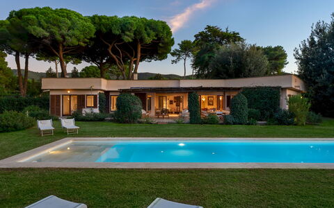 Villa Puntala 10: Schwimmbad, Garten, Strauch, Zuhause, Resort, Estate, Bauernhaus, Hinterhof, Rasen, Landscaping