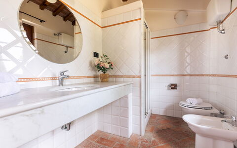 Casale Fienile 8: Flooring, Interior Design, Fussboden, Armatur, Zapfhahn, Badezimmer, Installation, Decke, Sinken, Fliese