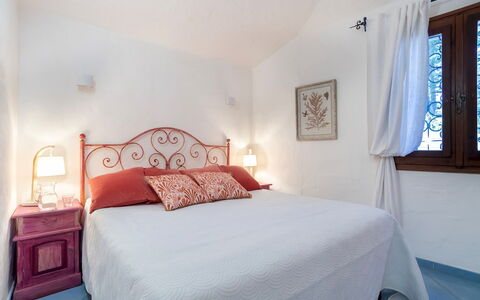 Villa Sandra 10: Möbel, Bett, Schlafzimmer, Interior Design, Bettdecke, Fussboden, Bedding, Flooring, Linens, Zuhause