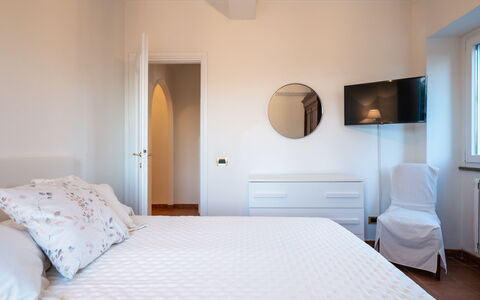 Tenuta Cavi 10: Bett, Interior Design, Möbel, Schlafzimmer, Bedding, Wand, Bettdecke, Fussboden, Flooring, Holz