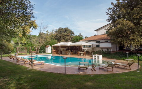 La Scuderia 8: Schwimmbad, Baum, Resort, Wohngebiet, Menschliche Siedlung, Estate, Schatten, Eco Hotel, Gartenmöbel, Hazienda