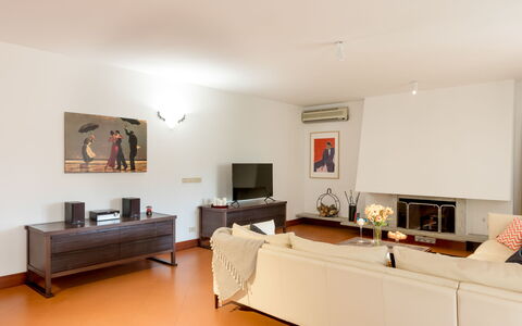 La Scuderia 8: Möbel, Interior Design, Flooring, Wand, Fussboden, Holz, Couch, Zimmer, Decke, Wohnzimmer