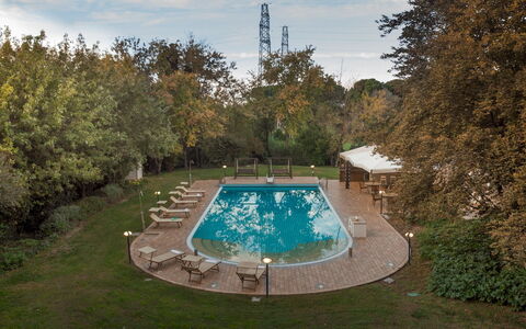 La Scuderia 8: Schwimmbad, Resort, Thermae, Schatten, Gartenmöbel, Eco Hotel, Water Feature, Freizeit, Garten, Landscaping