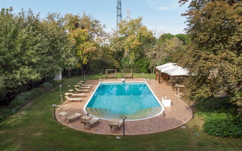 La Scuderia 8: Schwimmbad, Resort, Schatten, Thermae, Gartenmöbel, Eco Hotel, Freizeit, Garten, Hazienda, Estate