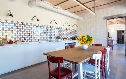La Buona Maniera 10: Interior Design, Möbel, Flooring, Küche, Decke, Fussboden, Light Fixture, Tabelle, Beleuchtung, Countertop