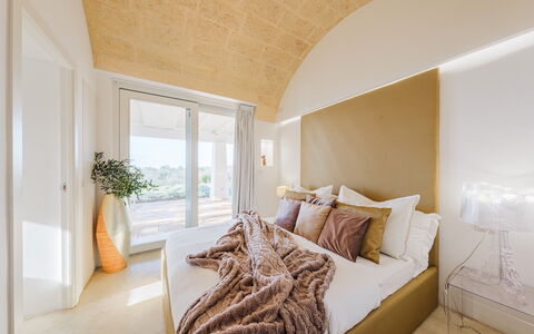 Kyvos 10: Bett, Interior Design, Schlafzimmer, Möbel, Flooring, Bedding, Bettdecke, Fussboden, Holz, Linens