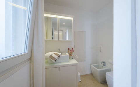 Kyvos 10: Flooring, Interior Design, Fussboden, Wand, Holz, Armatur, Decke, Badezimmer, Zimmer, Beleuchtung