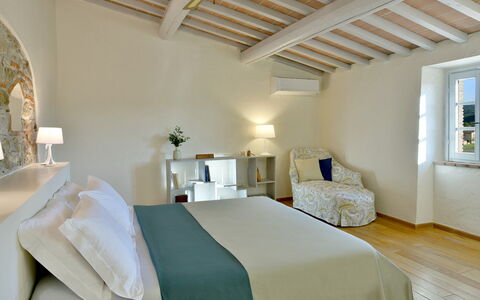 Casa la Pratellaccia 6+2: Wand, Möbel, Interior Design, Flooring, Fussboden, Zimmer, Decke, Zuhause, Schlafzimmer, Bett