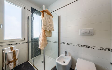 Dimora Solaris 6: Flooring, Armatur, Fussboden, Badezimmer, Interior Design, Installation, Zapfhahn, Fliese, Toilette