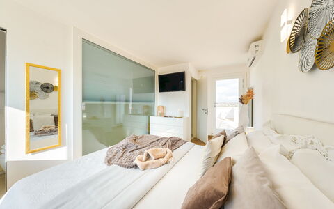 Dimora Solaris 6: Bett, Interior Design, Schlafzimmer, Möbel, Flooring, Fussboden, Holz, Bedding, Decke, Bettdecke