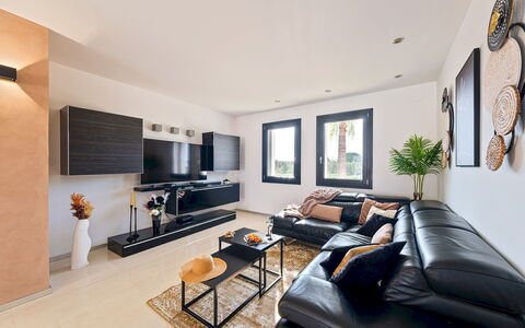Dimora Solaris 6: Möbel, Interior Design, Couch, Flooring, Wand, Wohnzimmer, Holz, Decke, Zimmer, Zuhause