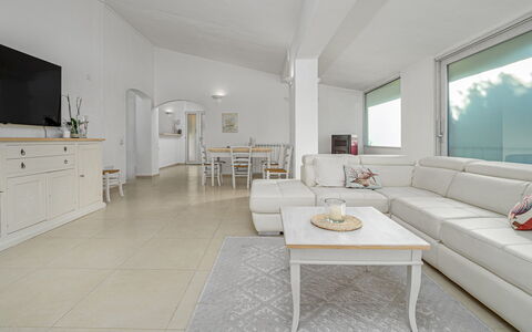 Villa la Maddalena 6+2: Möbel, Flooring, Couch, Interior Design, Decke, Fussboden, Wohnzimmer, Tabelle, Zimmer, Beleuchtung