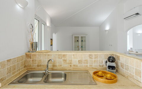 Villa la Maddalena 6+2: Wand, Interior Design, Flooring, Decke, Countertop, Fussboden, Armatur, Zimmer, Beleuchtung, Küche
