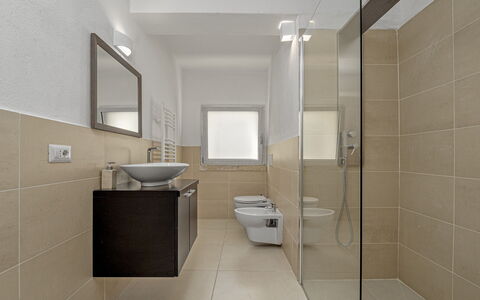 Villa la Maddalena 6+2: Badezimmer, Interior Design, Flooring, Armatur, Wand, Fussboden, Bad Sink, Sinken, Toilette, Decke