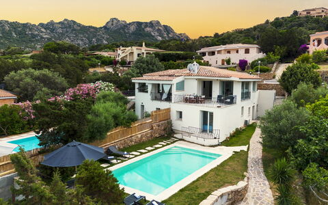 Villa la Maddalena 6+2: Blau, Wohngebiet, Sommer, Haus, Schwimmbad, Resort, Menschliche Siedlung, Zuhause, Urlaub, Freizeit