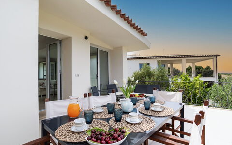 Villa la Maddalena 6+2: Möbel, Zuhause, Stuhl, Wohnung, Gartenmöbel, Küche & Esszimmer Tisch, Tür, Balkon, Tisch Im Freien, Schatten