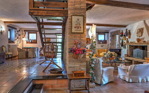 Casale Tre Cipressi 10: Möbel, Interior Design, Decke, Tabelle, Stuhl, Zuhause, Flooring, Zimmer, Wohnzimmer, Blumentopf