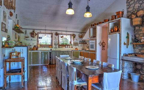 Casale Tre Cipressi 10: Möbel, Küche, Interior Design, Tabelle, Beleuchtung, Flooring, Decke, Countertop, Stuhl, Cabinetry