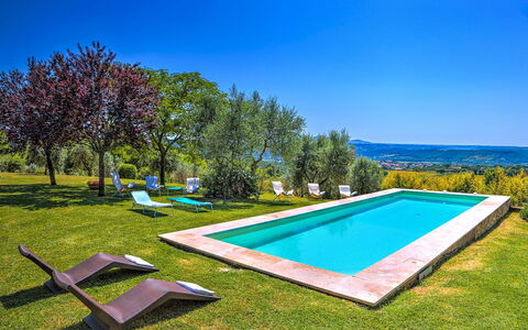 Casale Tre Cipressi 10: Blau, Schwimmbad, Garten, Wiese, Rasen, Landscaping, Estate, Bauernhaus, Hazienda, Hinterhof