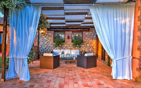 Casale Tre Cipressi 10: Möbel, Gartenmöbel, Schwimmbad, Stuhl, Resort, Tabelle, Blumentopf, Eco Hotel, Schatten, Terrasse