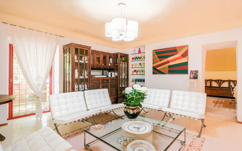 Villa dei Glicini 8+2: Möbel, Interior Design, Flooring, Fussboden, Couch, Wohnzimmer, Zimmer, Tabelle, Wohnung, Zuhause