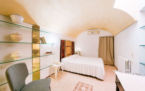 Villa dei Glicini 8+2: Wand, Interior Design, Fussboden, Flooring, Möbel, Decke, Schlafzimmer, Zimmer, Bett, Beleuchtung